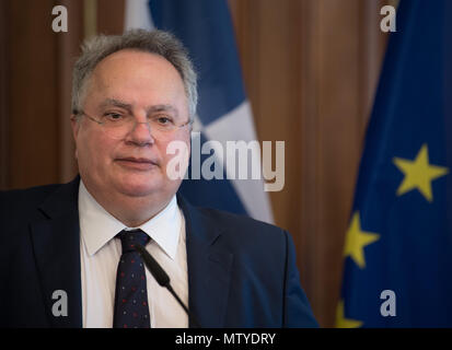 Berlin, Allemagne. 29 mai, 2018. 29 mai 2018, l'Allemagne, Berlin : le ministre des affaires étrangères grec Nikos Kotzias lors d'une conférence de presse dans la villa Borsig après des négociations avec le ministre des affaires étrangères allemand Heiko Maas Crédit : Soeren Stache/dpa/Alamy Live News Banque D'Images