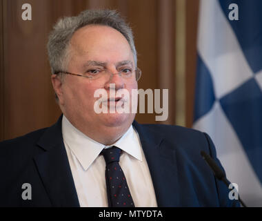 Berlin, Allemagne. 29 mai, 2018. 29 mai 2018, l'Allemagne, Berlin : le ministre des affaires étrangères grec Nikos Kotzias lors d'une conférence de presse dans la villa Borsig après des négociations avec le ministre des affaires étrangères allemand Heiko Maas Crédit : Soeren Stache/dpa/Alamy Live News Banque D'Images