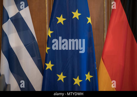 Berlin, Allemagne. 29 mai, 2018. 29 mai 2018, l'Allemagne, Berlin : le grec (L-R), l'Union européenne et drapeau allemand. Credit : Soeren Stache/dpa/Alamy Live News Banque D'Images