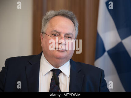 Berlin, Allemagne. 29 mai, 2018. 29 mai 2018, l'Allemagne, Berlin : le ministre des affaires étrangères grec Nikos Kotzias lors d'une conférence de presse dans la villa Borsig après des négociations avec le ministre des affaires étrangères allemand Heiko Maas Crédit : Soeren Stache/dpa/Alamy Live News Banque D'Images