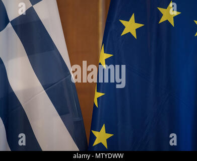 Berlin, Allemagne. 29 mai, 2018. 29 mai 2018, l'Allemagne, Berlin : le grec et le drapeau de l'Union européenne. Credit : Soeren Stache/dpa/Alamy Live News Banque D'Images