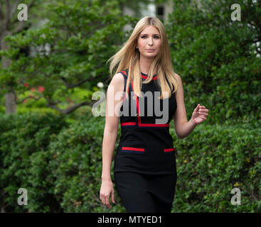 Washington, États-Unis d'Amérique. 30 mai, 2018. Ivanka Trump Trump assiste à la Maison Blanche Sports et Fitness Day à la Maison Blanche à Washington, DC, le 30 mai 2018. Crédit : Chris Kleponis/CNP Crédit dans le monde entier | conditions : dpa/Alamy Live News Banque D'Images