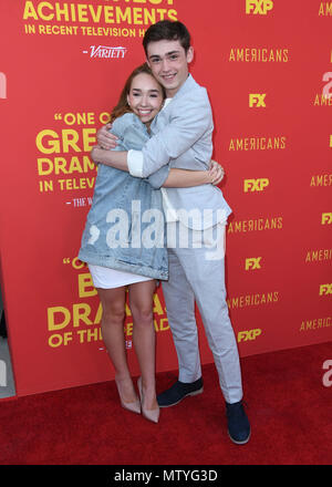 Burbank, CALIFORNIE, États-Unis. 30 mai 2018. 30 mai 2018 - Burbank, Californie - Holly Taylor, Keidrich Sellati. La finale de la série FYC ''The Americans'' de FX s'est tenue au Saban Media Center de la Television Academy. Crédit photo : Birdie Thompson/Admedia Banque D'Images