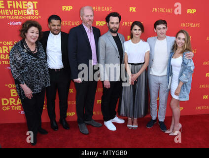 Burbank, CALIFORNIE, États-Unis. 30 mai 2018. 30 mai 2018 - Burbank, Californie - Margo Martindale, Brandon J. DIrden, Noah Emmerich, Matthew Rhys, Keri Russell, Keidrich Sellati, Holly Taylor. La finale de la série FYC ''The Americans'' de FX s'est tenue au Saban Media Center de la Television Academy. Crédit photo : Birdie Thompson/AdMedia crédit : Birdie Thompson/AdMedia/Alamy Live News Banque D'Images
