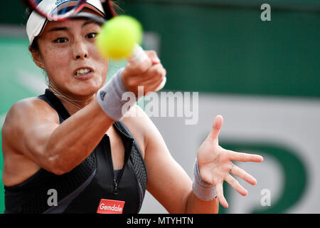 Paris. 30 mai, 2018. Wang Qiang de la Chine renvoie un projectile pendant féminin deuxième tour contre Petra Martic de Croatie au French Open Tennis Tournament 2018 à Paris, France le 30 mai 2018. Wang Qiang a gagné 2-0. Crédit : Chen Yichen/Xinhua/Alamy Live News Banque D'Images