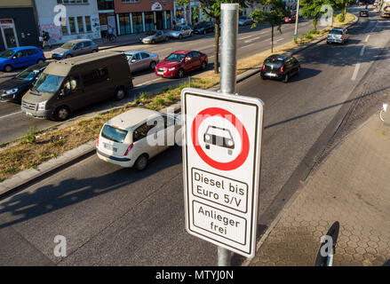 Hambourg, Allemagne. 31 mai, 2018. 31.05.2018, Hambourg : Ein für Fahrzeuge mit Diesel-Motor Fahrverbotsschild bis Euro5 steht an der Max-Brauer-Allee (Aufnahme mit Drohne). Wegen zu schmutziger Luft gilt Ab heute in Hamburg auf einigen Straßen ein Fahrverbot. Crédit : Daniel Bockwoldt/dpa/Alamy Live News Banque D'Images