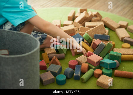 Berlin, Allemagne. 29 mai, 2018. 28 mai 2018, l'Allemagne, Berlin : un enfant jouant avec des blocs de liège. Credit : Annette Riedl/dpa/Alamy Live News Banque D'Images