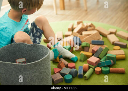 Berlin, Allemagne. 29 mai, 2018. 28 mai 2018, l'Allemagne, Berlin : un enfant jouant avec des blocs de liège. Credit : Annette Riedl/dpa/Alamy Live News Banque D'Images