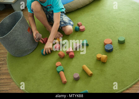 Berlin, Allemagne. 29 mai, 2018. 28 mai 2018, l'Allemagne, Berlin : un enfant jouant avec des blocs de liège. Credit : Annette Riedl/dpa/Alamy Live News Banque D'Images