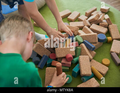 Berlin, Allemagne. 29 mai, 2018. 28 mai 2018, l'Allemagne, Berlin : deux enfants jouant avec des blocs de liège. Credit : Annette Riedl/dpa/Alamy Live News Banque D'Images