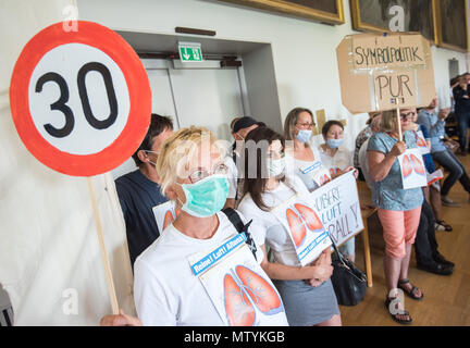 Hambourg, Allemagne. 31 mai, 2018. 31.05.2018, Hambourg : Des manifestants, sont debout dans la salle pendant une conférence de presse avec le sénateur de l'environnement d'Hambourg, tenant des pancartes 'Clean Air partout" et "symbolisme pur." En raison de trop s'applique à partir de l'air sale aujourd'hui à Hambourg, sur certaines routes, une interdiction de circuler pour les véhicules controversés de moteurs diesel à Euro5. Crédit : Daniel Bockwoldt/dpa/Alamy Live News Banque D'Images