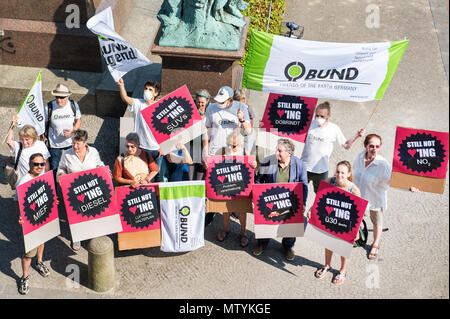 Hambourg, Allemagne. 31 mai, 2018. 31.05.2018, Hambourg : manifestants du gouvernement fédéral allemand pour l'environnement et la conservation de la nature, le Bund, qui ne pense pas que l'actuelle interdiction diesel est assez, sont maintenant des signes de protestation en marge de la conférence de presse organisée par l'environnement de Hambourg Le Sénateur Kerstan. En raison de trop s'applique à partir de l'air sale aujourd'hui à Hambourg, sur certaines routes, une interdiction de circuler pour les véhicules controversés de moteurs diesel à Euro5. Crédit : Daniel Bockwoldt/dpa/Alamy Live News Banque D'Images