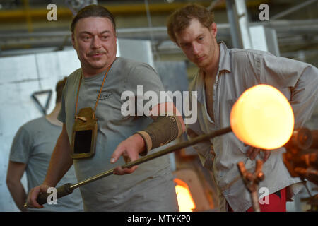 Karlovy Vary, République tchèque. 31 mai, 2018. Production de globes de cristal par Moser glassworks pour le 53e Festival International du Film de Karlovy Vary (KVIFF), est considérée à Karlovy Vary, République tchèque, le 31 mai 2018. Le festival se tiendra du 29 juillet au 7 juillet 2018. Credit : Slavomir Kubes/CTK Photo/Alamy Live News Banque D'Images