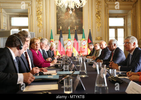 Lisbonne, Portugal. 31 mai, 2018. Le Premier ministre portugais, Antonio Costa (2e r ) et de la Chancelière allemande Angela Merkel (2e L) chats pendant leur rencontre avec leurs délégations à la Foz Palace à Lisbonne, Portugal, le 31 mai 2018. Crédit : Pedro Fiuza/ZUMA/Alamy Fil Live News Banque D'Images