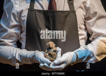 Londres, Royaume-Uni. 31 mai, 2018. Un modèle en bois pétrifié de joyaux d'un chimpanzé par Fabergé, vers 1915 (estimation : € 100 000 150 000-). Initialement acheté par Lady Paget (1853-1919), qui a joué un rôle central dans l'organisation de la première exposition des œuvres de Fabergé à Londres en 1904 à l'Albert Hall. Paget dame était l'un des plus importants clients de la succursale de Londres de Fabergé. Christie's met en lumière l'Art Russe, King Street, Londres. Crédit : Guy Bell/Alamy Live News Banque D'Images