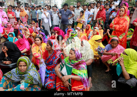 Dhaka, Bangladesh - 31 mai 2018 : Les travailleurs de vêtements Ashiana bloquer la route de Diekirch à Dhaka exigeant le paiement de leurs arriérés de salaire et allocation, Dhaka, Bangladesh, le 31 mai 2018. Les travailleurs de l'usine a allégué qu'ils n'ont pas reçu leurs salaires depuis trois mois et ne savent même pas lorsqu'il serait versé. De plus, il n'y a pas de possibilité d'obtenir l'allocation du festival, ont-ils dit. Credit : SK Hasan Ali/Alamy Live News Banque D'Images