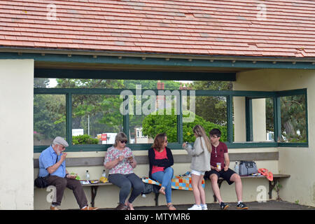 Clevedon, UK. 31 mai 2018. Météo britannique. Accalmie avant l'arrivée des orages de l'après-midi. Les gens vu tirer le maximum de la très chaud et humide couvert journée à Clevedon dans North Somerset. Robert Timoney/Alamy/Live/News Banque D'Images