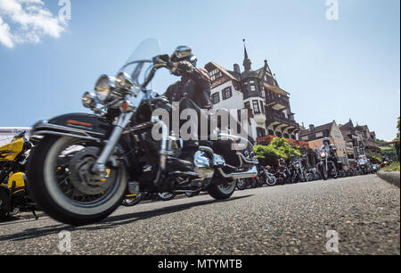 31 mai 2018, l'Allemagne, l'Ruedesheim-Assmannshausen Motos : croisière à travers le Rheingau et la ème arrondissement Assmannshausen. Le cavalier est en attente pour le début d'une balade dans le Rheingau. Les organisateurs de la 17e Ruedesheim Magic Bike s'attendent à ce que plusieurs milliers d'motorbiked jusqu'au 3 juin et autour de 30 000 visiteurs. La réunion de vélo est l'un des plus grands de l'Europe, selon les organisateurs. Photo : Frank Rumpenhorst/dpa dpa : Crédit photo alliance/Alamy Live News Banque D'Images