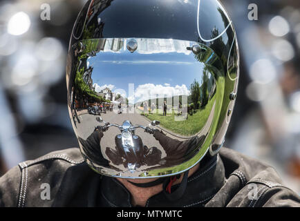 31 mai 2018, l'Allemagne, l'Ruedesheim-Assmannshausen : la route reflète dans la visière du casque d'un pilote comme il monte à travers le district de Assmannshausen. Le cavalier est en attente pour le début d'une balade dans le Rheingau. Les organisateurs de la 17e Ruedesheim Magic Bike s'attendent à ce que plusieurs milliers d'motorbiked jusqu'au 3 juin et autour de 30 000 visiteurs. La réunion de vélo est l'un des plus grands de l'Europe, selon les organisateurs. Photo : Frank Rumpenhorst/dpa dpa : Crédit photo alliance/Alamy Live News Banque D'Images