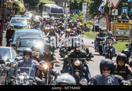 31 mai 2018, l'Allemagne, l'Ruedesheim-Assmannshausen : des centaines de motos croisière à travers le Rheingau et la ème arrondissement Assmannshausen. Le cavalier est en attente pour le début d'une balade dans le Rheingau. Les organisateurs de la 17e Ruedesheim Magic Bike s'attendent à ce que plusieurs milliers d'motorbiked jusqu'au 3 juin et autour de 30 000 visiteurs. La réunion de vélo est l'un des plus grands de l'Europe, selon les organisateurs. Photo : Frank Rumpenhorst/dpa dpa : Crédit photo alliance/Alamy Live News Banque D'Images