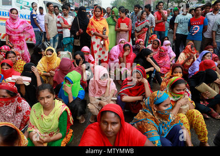 Dhaka, Bangladesh - 31 mai 2018 : Les travailleurs de vêtements Ashiana bloquer la route de Diekirch à Dhaka exigeant le paiement de leurs arriérés de salaire et allocation, Dhaka, Bangladesh, le 31 mai 2018. Les travailleurs de l'usine a allégué qu'ils n'ont pas reçu leurs salaires depuis trois mois et ne savent même pas lorsqu'il serait versé. De plus, il n'y a pas de possibilité d'obtenir l'allocation du festival, ont-ils dit. Credit : SK Hasan Ali/Alamy Live News Banque D'Images