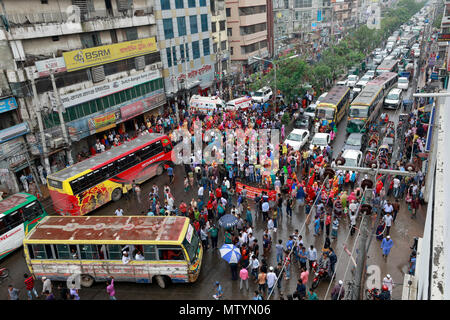 Dhaka, Bangladesh - 31 mai 2018 : Les travailleurs de vêtements Ashiana bloquer la route de Diekirch à Dhaka exigeant le paiement de leurs arriérés de salaire et allocation, Dhaka, Bangladesh, le 31 mai 2018. Les travailleurs de l'usine a allégué qu'ils n'ont pas reçu leurs salaires depuis trois mois et ne savent même pas lorsqu'il serait versé. De plus, il n'y a pas de possibilité d'obtenir l'allocation du festival, ont-ils dit. Credit : SK Hasan Ali/Alamy Live News Banque D'Images