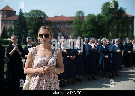 Cracovie, Pologne. 31 mai, 2018. Une femme prie pendant la procession du Corpus Christi à Cracovie. La fête de Corpus Christi ou Corps du Christ, est le Rite romain solennité liturgique célébrant la présence réelle du corps et du sang de Jésus Christ, Fils de Dieu, dans l'Eucharistie . Corpus Christi a lieu 60 jours après Pâques, et chaque année la procession commence à Wael Château et se termine à la place principale. Credit : Omar Marques/SOPA Images/ZUMA/Alamy Fil Live News Banque D'Images