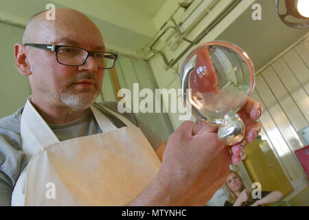 Karlovy Vary, République tchèque. 31 mai, 2018. Production de globes de cristal par Moser glassworks pour le 53e Festival International du Film de Karlovy Vary (KVIFF), est considérée à Karlovy Vary, République tchèque, le 31 mai 2018. Le festival se tiendra du 29 juillet au 7 juillet 2018. Credit : Slavomir Kubes/CTK Photo/Alamy Live News Banque D'Images