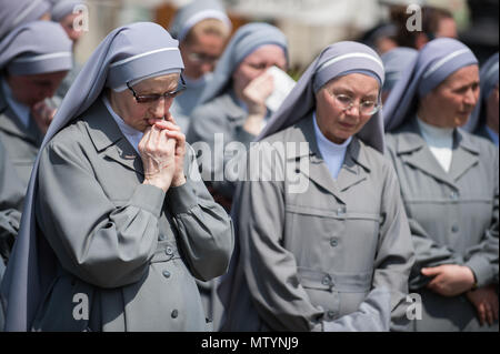 Cracovie, Pologne. 31 mai, 2018. Une religieuse prie druing la procession du Corpus Christi à Cracovie. La fête de Corpus Christi ou Corps du Christ, est le Rite romain solennité liturgique célébrant la présence réelle du corps et du sang de Jésus Christ, Fils de Dieu, dans l'Eucharistie . Corpus Christi a lieu 60 jours après Pâques, et chaque année la procession commence à Wael Château et se termine à la place principale. Credit : Omar Marques/SOPA Images/ZUMA/Alamy Fil Live News Banque D'Images