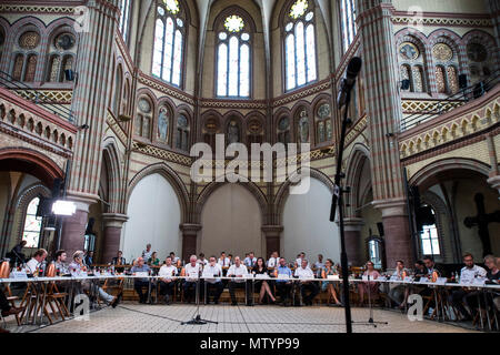 31 mai 2018, l'Allemagne, Hambourg : membres du G20 comité spécial assis devant une audience publique à l'église Saint Johannis à Hambourg-altona. Photo : Malte chrétiens/dpa Banque D'Images