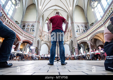 31 mai 2018, l'Allemagne, Hambourg : un citoyen de parler aux membres du comité spécial du G20 lors d'une audience publique à l'église Saint Johannis à Hambourg-altona. Photo : Malte chrétiens/dpa Banque D'Images