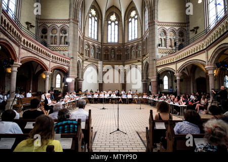 31 mai 2018, l'Allemagne, Hambourg : membres du G20 comité spécial assis devant une audience publique à l'église Saint Johannis à Hambourg-altona. Photo : Malte chrétiens/dpa Banque D'Images