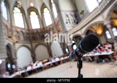 31 mai 2018, l'Allemagne, Hambourg : Un microphone se place en avant des membres du G20 Comité spécial lors d'une audience publique à l'église Saint Johannis à Hambourg-altona. Photo : Malte chrétiens/dpa Banque D'Images