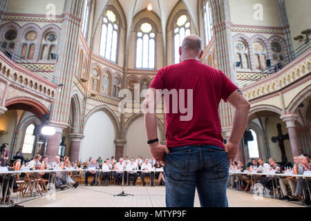 31 mai 2018, l'Allemagne, Hambourg : un citoyen de parler aux membres du comité spécial du G20 lors d'une audience publique à l'église Saint Johannis à Hambourg-altona. Photo : Malte chrétiens/dpa Banque D'Images