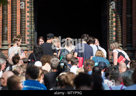 31 mai 2018, l'Allemagne, Hambourg : les gens sur leur façon d'une audience publique de la commission spéciale du G20 à l'église Saint Johannis à Hambourg-altona. Photo : Malte chrétiens/dpa Banque D'Images