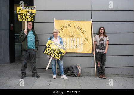 Manifestation devant la justice civile de Manchester Center pour faire campagne contre le projet d'injonction contre les protestations de fracturation à Cuadrilla site de fracturation dans le Lancashire. Banque D'Images