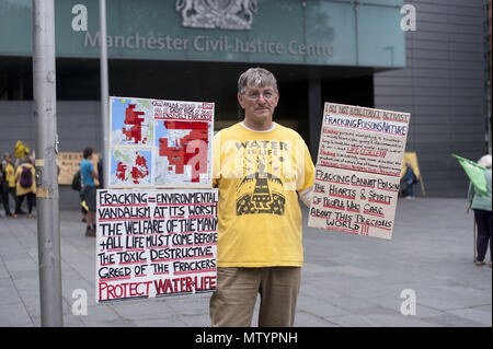 Manchester, Greater Manchester, UK. 22 mai, 2018. Un manifestant à l'extérieur de la Justice Civile de Manchester Center pour protester contre le projet d'injonction contre les protestations de fracturation à cuadrilla de fracturation du site dans le Lancashire. Crédit : Steven Speed/SOPA Images/ZUMA/Alamy Fil Live News Banque D'Images