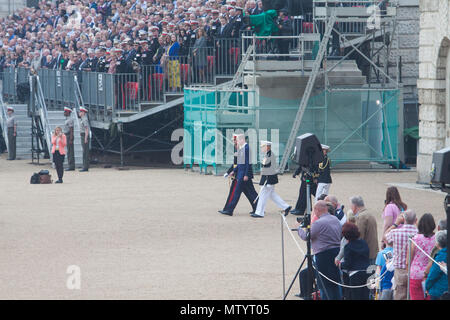 London UK. 31 mai 2018. Horse Guards. Son Altesse Royale le duc de Cambridge William assiste à la musiques de Her Majesty's Royal Marines effectuer sonnerie de la retraite cérémonie dans une soirée extravaganza de faste et cérémonie musicale Crédit : amer ghazzal/Alamy Live News Banque D'Images