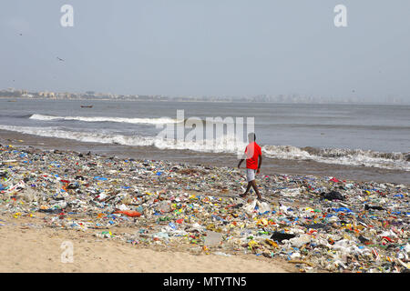 Mumbai, Inde. 31 mai, 2018. 01 juin 2018, plage de Versova - Bombay : l'Inde.des tas de mensonge en plastique empilés à la plage de Versova à Mumbai.Environnement crusader Afroz Shah & citoyens bénévoles ont été le nettoyage de la plage de Versova depuis les 2 dernières années pour débarrasser la plage de plastique mais tous les jours des tonnes de déchets en plastique s'enlève à terre à partir de la mer d'Oman.Notre planète est la noyade dans la pollution plastique.Aujourd'hui, nous produisons environ 300 millions de tonnes de plastique chaque année. C'est presque équivalent au poids de l'ensemble de la population humaine.Seulement 9  % de tous les déchets en plastique jamais produite a été recycler Banque D'Images