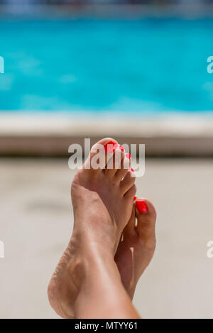 Close-up of a woman's feet by a swimming pool Banque D'Images