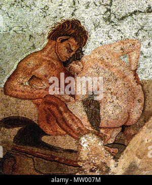 . Anglais : mosaïque, nymphe et satyre, de la maison du Faune à Pompéi, maintenant dans le Musée Archéologique de Naples (inv. n° 8. 27707). 15 novembre 2002 (date d'origine). Le programme original a été à l'éloquence en.wikipedia 544 Satyrnymph Banque D'Images