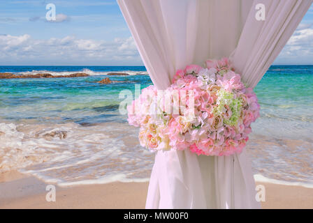 Attaché avec rideau flowers on beach Banque D'Images