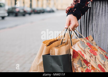 Close-up of a woman holding shopping bags Banque D'Images