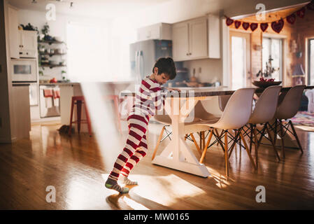 Garçon en dansant dans la cuisine en pyjama Banque D'Images