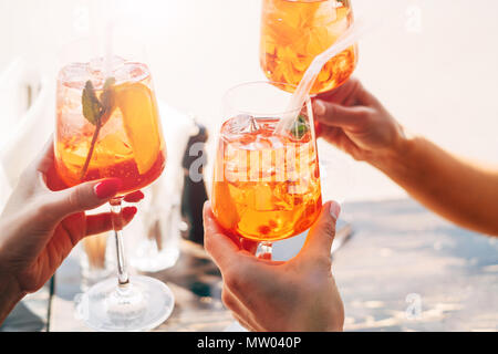 Trois femmes faisant pousser un toast avec aperol spritz cocktails Banque D'Images