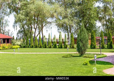 Rangées de tondre des pelouses vertes à résidence de campagne, avec un pavillon d'été. Frais de couverture des cèdres. La conception de paysage et concept de jardinage Banque D'Images