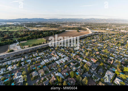 Vue aérienne de Encino, le Ventura Autoroute 101 et Sepulveda Basin dans la vallée de San Fernando de Los Angeles, Californie. Banque D'Images