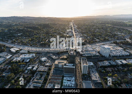 Los Angeles, Californie, USA - 18 Avril 2018 : Vue aérienne de Ventura Bl et la San Diego Freeway 405 dans la région de Sherman Oaks le San Fernando V Banque D'Images