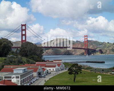 Un tir d'approche du golden gate bridge avec Mason Street, à l'avant-plan et une plus grande Centre d'Farallones Banque D'Images