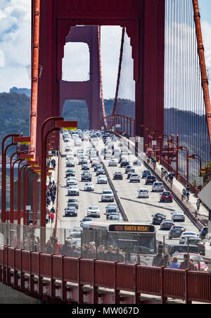 Un tir d'approche du golden gate bridge avec Mason Street, à l'avant-plan et une plus grande Centre d'Farallones Banque D'Images